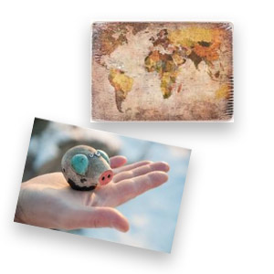 фигурка в руке и географическая карта мира