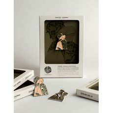 фото 1 - Значок за мотивами картини ОБІЙМИ АЛЬБІНИ КОЛЕСНІЧЕНКО. INSPIRED BY