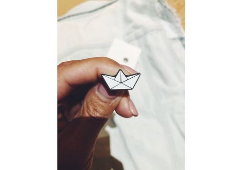 фото 2 - Значок Pin&Joy "Кораблик бумажный" металл