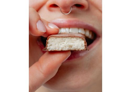 фото 6 - Батончик шоколадный глазури "Double Coconut"