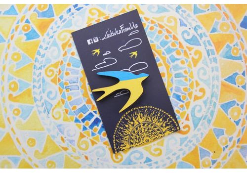 фото 1 - Брошка Lastivka From Ua "Ласточка флаг" дерево