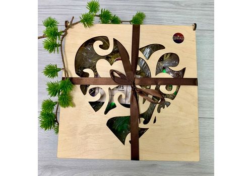 зображення 1 - Набір цукерки Amberis Ukraine Dattero в дерев'яній коробці "різьблене серце"