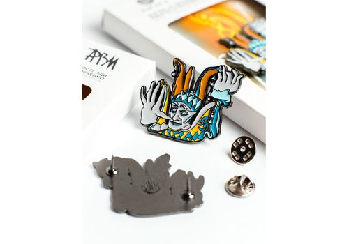 фото 1 - Значок за мотивами скульптури Ади Рибачук та Володимира Мельніченко, КОРОЛЬ І БЛАЗЕНЬ 1991-1996.