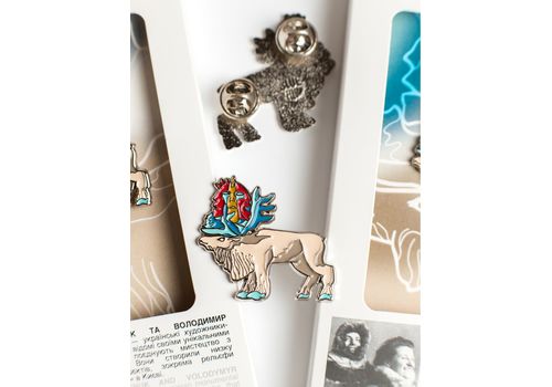 фото 1 - Значок за мотивами скульптури  Ади Рибачук та Володимира Мельніченко, ВІТЕР З МОРЯ INSPIRED BY