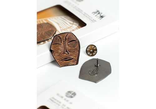 фото 1 - Значок за мотивами фрагменту деревориту Ади Рибачук та Володимира Мельніченко, ЖІНКИ ОСТРОВА 1962