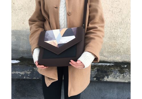 зображення 2 - Жіноча сумка з екошкіри "Geomentic brown" з геометричним принтом, ручної роботи